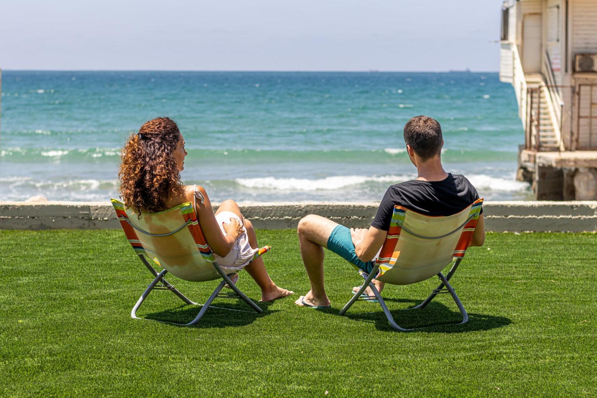 בית חוף מושלם עם גקוזי ומרפסת - Beachside Bliss W Jacuzzi Haifa Esterno foto